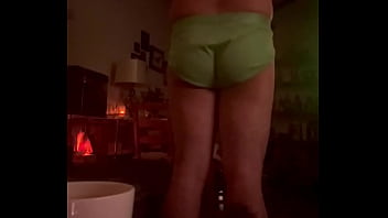 Preview 4 of Mayaka Sopra Xxx - Nalgas en trusa verde