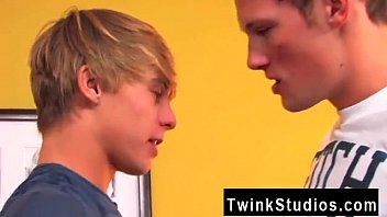 Preview 2 of Lsbaenmomsex - Twinks XXX It&#039_s a classic porno scene: a warm pizza delivery guy, 