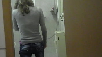 Preview 1 of Big Booty Shemale Shemale - Bine duscht 1
