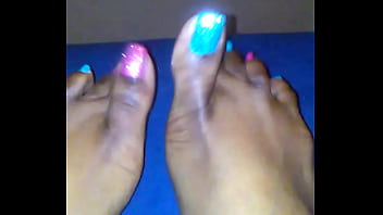 Preview 1 of Toqueteo Gay - pretty pink and blue glitter toes