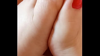 Preview 2 of Xxxvideohd Naras Com - Greta ha messo lo smalto alle unghie dei piedi.