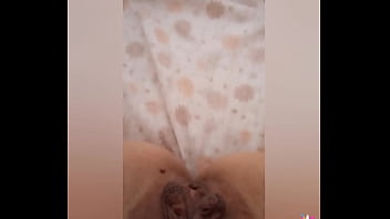 Preview 3 of Withe Ass Solo - Greta va in bagno e poi si riscalda sotto la coperta