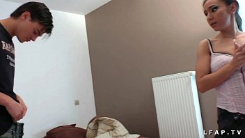 Preview 1 of Xnxx Player Video In Mp 3 - Jeune etudiante aux petits seins suce son mec avant le sex