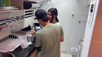 Preview 1 of Nicce Fuck - Aprovecho que mi hermanastra limpia la cocina para invitarla a coger duro.