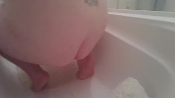 Preview 1 of Phim Sex Xvied - bbw pees in bath pt2