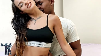 Preview 1 of Hijra Ssx - Assim que minha amiga foi na rodovi&aacute_ria buscar a m&atilde_e,  pulei no namorado dela