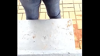 Preview 2 of Pumping Men Pissing - Rabuda no Ponto de onibus