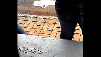 Preview 4 of Pumping Men Pissing - Rabuda no Ponto de onibus