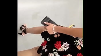 Preview 2 of Reverse Cuckold Do - En p&uacute_blico me subo el vestido y ense&ntilde_o el culo! Se le para la verga a mi acompa&ntilde_ante y a los trabajadores de la tienda
