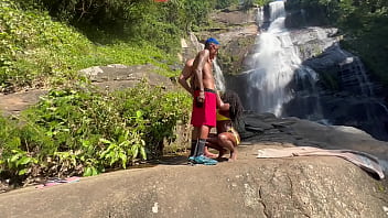 Preview 1 of Momand Tube - V&iacute_deo amador bastidores podendo a pretinha 18 na cachoeira no ar livre (COMPLETO NO RED E NO CHER)