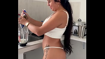 Preview 1 of Girls Fuckh - Acomp&aacute_&ntilde_ame hacer el desayuno