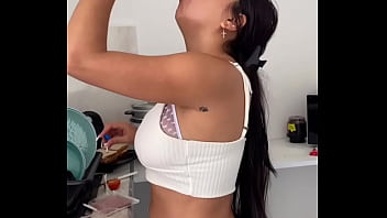 Preview 4 of Girls Fuckh - Acomp&aacute_&ntilde_ame hacer el desayuno