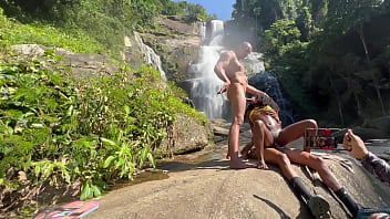 Preview 2 of Public Bus Groped 3gp - BASTIDORES E V&Iacute_DEO AMADOR COM A PRETINHA DE 18 ANINHOS VEJA COMO QUE &Eacute_ UM BASTIDORES (COMPLETO NO RED E NO CHER)