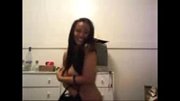 Preview 4 of Arap Omegle - novinha faz strip na cam