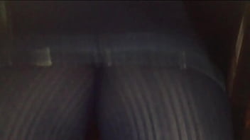 Preview 1 of Amateur Gf Deepthroating Dick - Collant upskirt sotto il tavolo