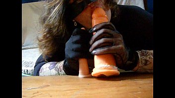 Preview 4 of Nude Erasmus Sex - mama jugando con dildos