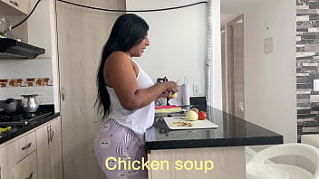 Preview 1 of Sex Hinbi - Madrastra intenta hacer el desayuno y termina comi&eacute_ndose la polla de su hijastro