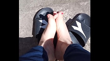 Preview 2 of Cuckold Son Eats Mom Creampie - Piedi al sole prima della pedicure.