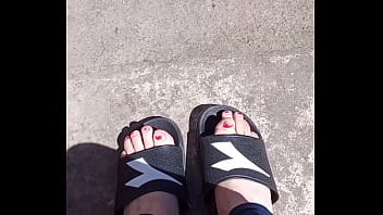 Preview 4 of Cuckold Son Eats Mom Creampie - Piedi al sole prima della pedicure.
