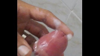 Preview 4 of Hidden Touch Dick - novinho no banheiro