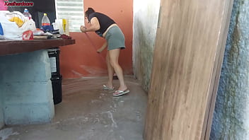 Preview 1 of English Sex Video Sixxx - minha esposa saiu e a empregada baixinha gostosa pegou meu pau e colocou dentro dela na &aacute_rea de casa