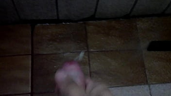 Preview 4 of Blind Mqn - Batendo uma no Banheiro