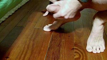 Preview 3 of Must Wact - Jerking Off On The Foot ...