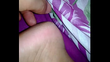 Preview 1 of Movie Chat - gostosa d. de perna aberta mostrando a calcinha branca