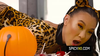 Preview 2 of Sexo Nife - Hot teen Kimmy Kimm needs to choose between dick or treat