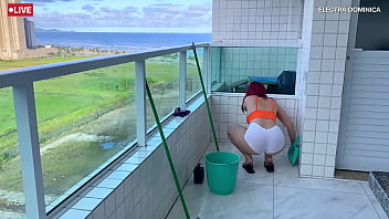 Preview 1 of Craezy Sex - Contratei essa empregada,  ela &eacute_ muito safada pessoalmente,  olha que bunda grande