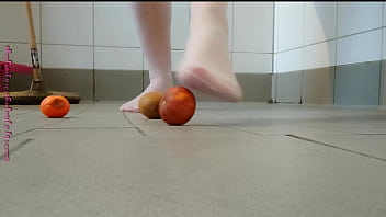 Preview 1 of 8yeras All - Fu&szlig_spiel in Strumpfhose mit Obst
