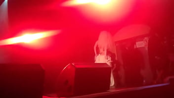 Preview 1 of Cuckold Sex First Dildo - Lady-Gaga-Tirando-Roupa-Show