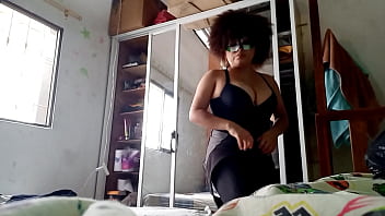Preview 2 of Veronique Vega - ELLA MODELA DISTINTOS TIPOS DE CABELLO!! PRIMERO SE PONE SU PELUCA DE CABELLO RIZADO Y LUEGO PRUEBA SU CABELLO NATURAL. LE ENCANTA MOSTRAR SUS TETAS ANTES DE VESTIRSE Y COQUETEA CON SU DILDO EN EL BA&Ntilde_O. PORNO REAL GRATIS DE MI MADRASTRA EXCITADA