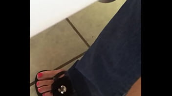 Preview 1 of Xxx Pic Xxx - Esposa en sandalias