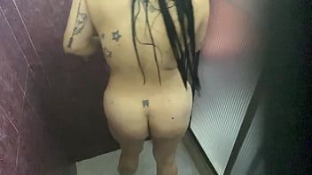 Preview 3 of Lilus Handjobs Finger Peehole - Camara en la ducha