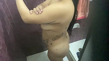 Preview 1 of Lilus Handjobs Finger Peehole - Camara en la ducha