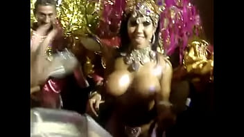 Preview 1 of Usa Big Mom - Renata Frisson - Mulher Melao topless in carnaval