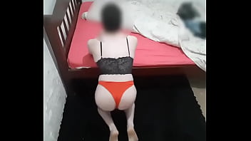 Preview 2 of Mom Horni Famiil - Putinha de calcinha vermelha