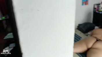 Preview 1 of Poran Moves - Mi hermanastra cree que esta sola en casa y se pone a estudiar en su cama casi desnuda,  yo entro y le ayudo con algo de su tarea - Parte 2