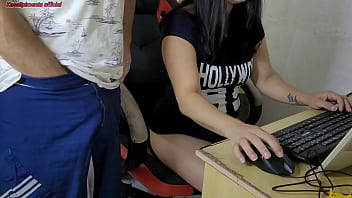 Preview 1 of Crom Xxx Hd Vedo - meia-irm&atilde_ me ajuda a ter uma ere&ccedil_&atilde_o enquanto trabalha,  ela abandonou o trabalho para sentir meu pau