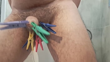Preview 4 of Piss Hard Sex - Yequis se hace da&ntilde_o con las pinzas de tender
