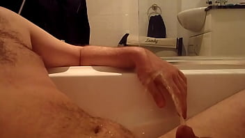 Preview 1 of Arabk Porno - Peeing on myself
