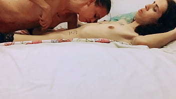 Preview 1 of Mi Amiga Paola - &oacute_leo e massagem com os peitos - completo no xvideosRED