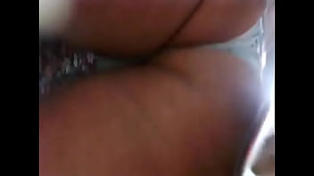Preview 2 of Jovencitos Futbolistas - Upskirt - Debaixo da saia da gostosa,  calcinha toda enfiada no rabo.