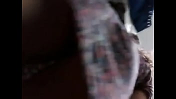 Preview 1 of Jovencitos Futbolistas - Upskirt - Debaixo da saia da gostosa,  calcinha toda enfiada no rabo.