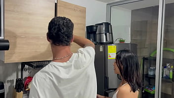 Preview 1 of Thamil Sex Hd Vdiyo - Mi peque&ntilde_a hermanastra me pide que la folle por primera vez en la cocina y me le venga adentro.