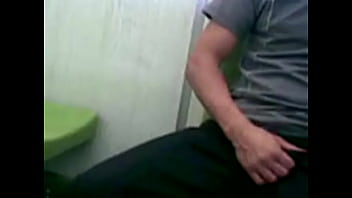 Preview 1 of Time Ols - caliente muestra su pene en el metro d.f.