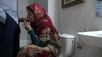 Preview 1 of Rkl Sex Vedeo - A horny Turkish muslim wife meets with a black immigrant in public toilet