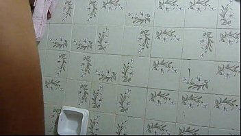 Preview 2 of D Vivake - Flagra de Rua - Gostoza Tomando Banho no Vestiario - XVIDEOS.COM 2