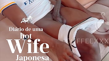 Preview 3 of Petie Enfant - Fui assistir o jogo na casa do meu amigo ele perdeu a aposta foi buscar a cerveja enquanto isso eu deu uma surra de piroca na ESPOSA GOSTOSA na frente do CORNO SEM CAMISINHA marido feliz e a esposa tomou BANHO DE LEITE - Lina Nakamura - John Coffee